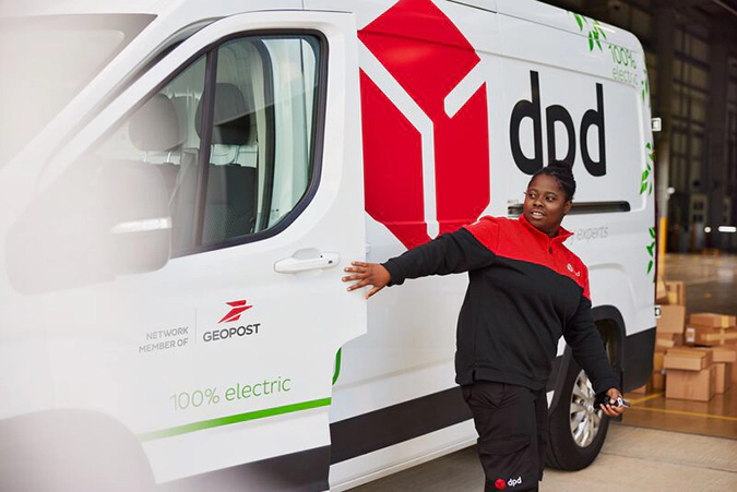 une femme sort d'une camionnette 100% electric
